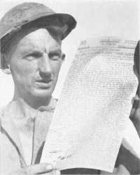 An Australian soldier 
reading a copy of Tobruk Truth