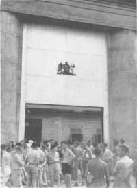 Released prisoners of war 
congregate round the entrance to Changi Gaol (Australian War Memorial)
