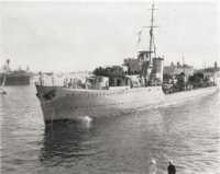 HMAS Nizam, carrying troops 
from Greece, arrives at Alexandria