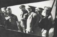 An early conference in 
Libya with, left to right, Lieutenant-Colonel Gentry, Brigadiers Hargest and Miles, General Freyberg, Brigadier 
Barrowclough and Lieutenant-Colonel Maxwell