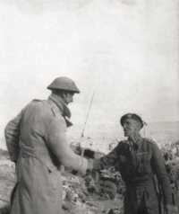 Lieutenant-Colonel Hartnell 
of 19 Battalion greets Brigadier Willison of 32 Army Tank Brigade at Ed Duda, the first relief of Tobruk