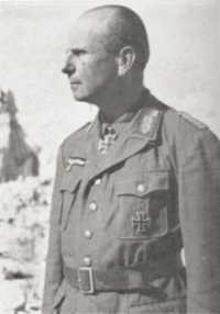 Major-General von 
Ravenstein, GOC 21 Panzer Division, in Tobruk after his capture