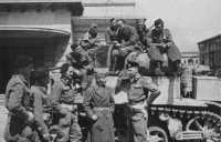 New Zealand tank men 
fraternise with a Yugoslav tank crew