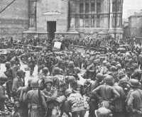 34th Division infantrymen 
pause in Bologna