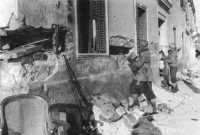 36th Engineer Combat 
Regiment troops remove German charges from buildings in Anzio